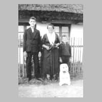 072-0013 Mutter Zubel mit  ihren Soehnen Karl und Heinrich.jpg